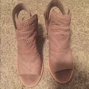 Vince Camuto Open toe heeled bootie size 9.5